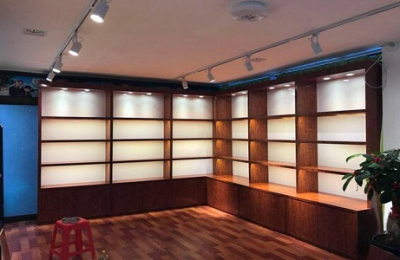分享一些选择展柜定做厂家的避坑指南